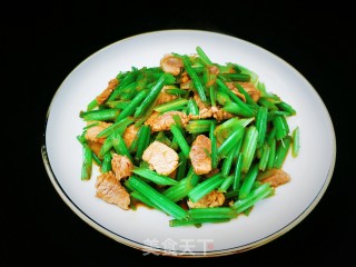 芹菜炒肉的做法步骤：1