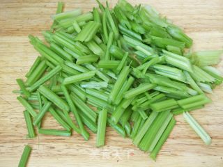 芹菜炒肉的做法步骤：2