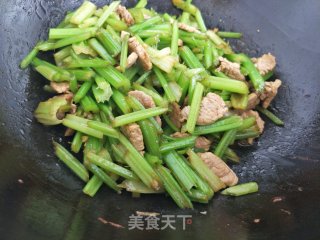芹菜炒肉的做法步骤：7