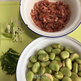 香葱肉丝烧蚕豆的做法步骤：1