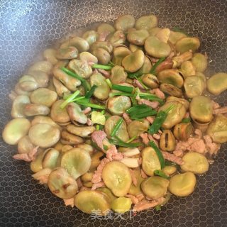 香葱肉丝烧蚕豆的做法步骤：7