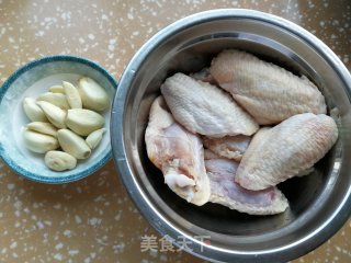 蒜香蜜汁煎中翅的做法步骤：1