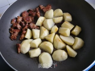 五花肉土豆烧茄子的做法步骤：5