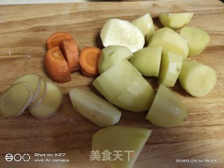 剁椒土豆焖牛腩的做法步骤：1
