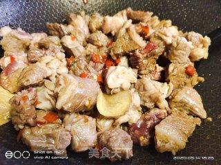 剁椒土豆焖牛腩的做法步骤：4