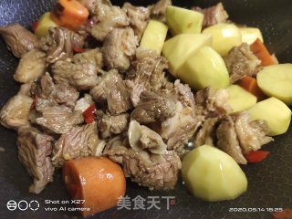 剁椒土豆焖牛腩的做法步骤：5