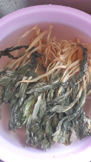 菜干焖肉的做法步骤：1