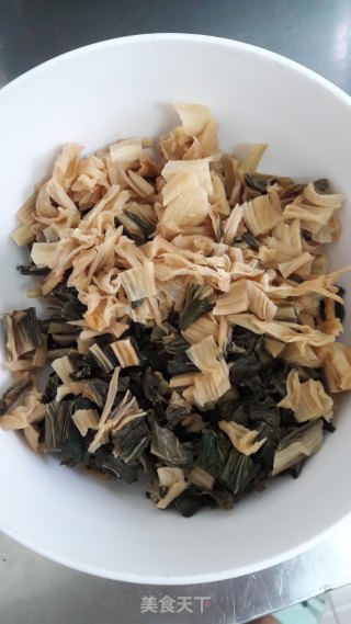 菜干焖肉的做法步骤：2