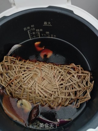 烀肘子的做法步骤：11