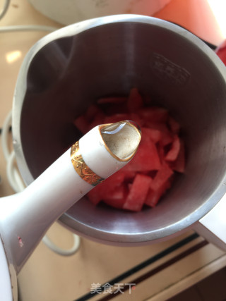 鲜榨西瓜汁的做法步骤：6