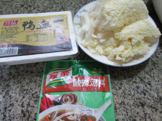 大白菜鸭血酸辣汤的做法步骤：1