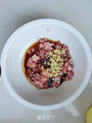 骨汤猪肉韭菜馄饨的做法步骤：1