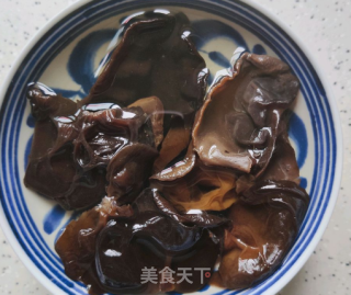 芹菜炒木耳的做法步骤：1