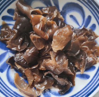 芹菜炒木耳的做法步骤：2