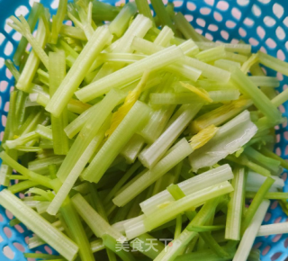 芹菜炒木耳的做法步骤：3