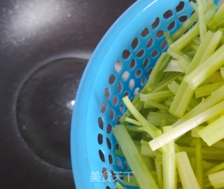 芹菜炒木耳的做法步骤：4