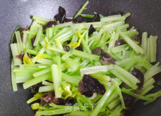 芹菜炒木耳的做法步骤：5
