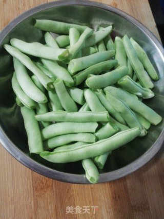 家常干煸四季豆的做法步骤：1
