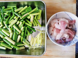 蒜苔炒肉的做法步骤：2