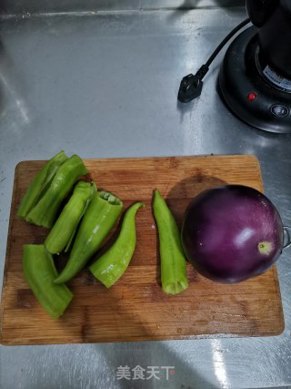青椒炒茄丝的做法步骤：1