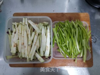 青椒炒茄丝的做法步骤：2
