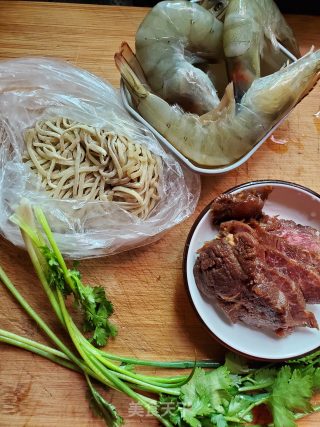 大虾牛肉面的做法步骤：1