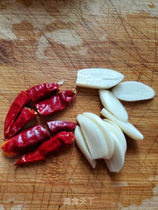 干辣椒蒜片炒西生菜的做法步骤：2