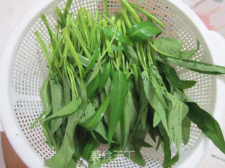 虾酱炒空心菜的做法步骤：1