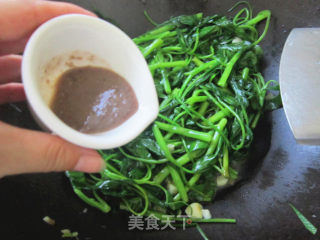 虾酱炒空心菜的做法步骤：5