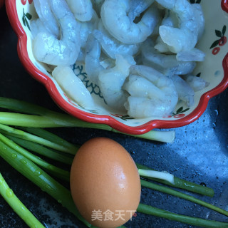 韩式辣酱炒虾仁的做法步骤：1
