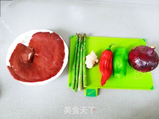 清肝明目的洋葱炒猪肝的做法步骤：1