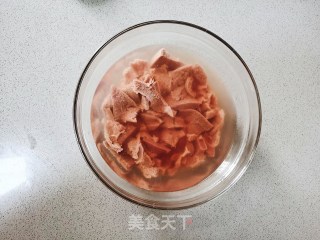 清肝明目的洋葱炒猪肝的做法步骤：2
