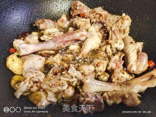 洋葱焖土鸡的做法步骤：3