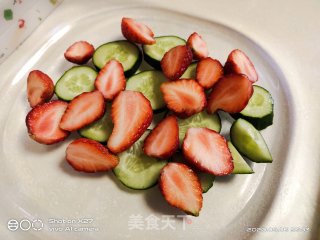 香肠草莓生菜沙拉的做法步骤：1
