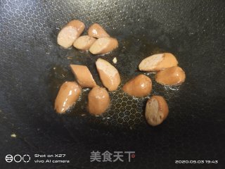 香肠草莓生菜沙拉的做法步骤：2