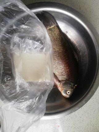 鲫鱼豆腐汤原料的做法步骤：1