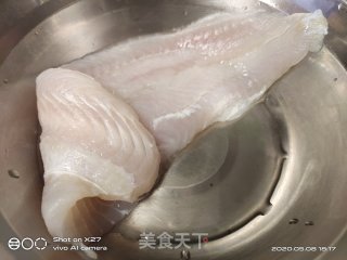 红椒烧巴沙鱼的做法步骤：2