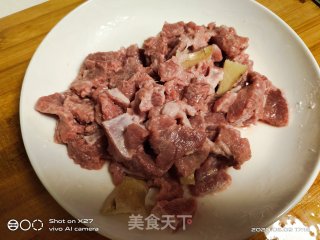 牛肉炒蒜薹的做法步骤：1