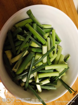牛肉炒蒜薹的做法步骤：2