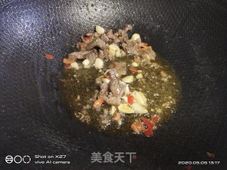牛肉炒蒜薹的做法步骤：3