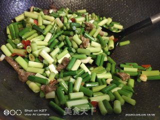 牛肉炒蒜薹的做法步骤：4