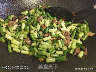 牛肉炒蒜薹的做法步骤：5