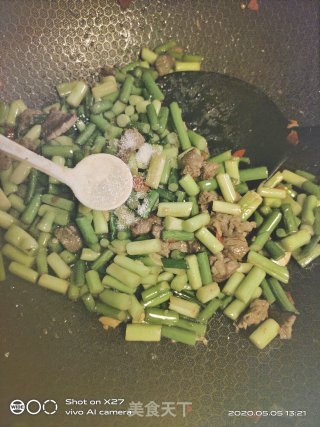 牛肉炒蒜薹的做法步骤：7