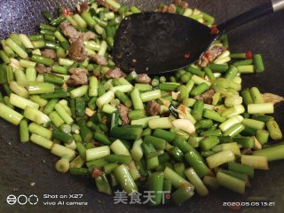 牛肉炒蒜薹的做法步骤：8