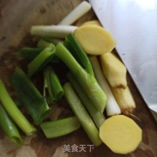 红烧小鲫鱼的做法步骤：2