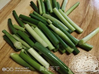 蒜薹烧土鸡的做法步骤：1