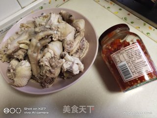 蒜薹烧土鸡的做法步骤：2