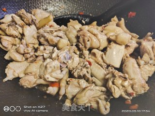 蒜薹烧土鸡的做法步骤：5