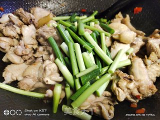 蒜薹烧土鸡的做法步骤：6