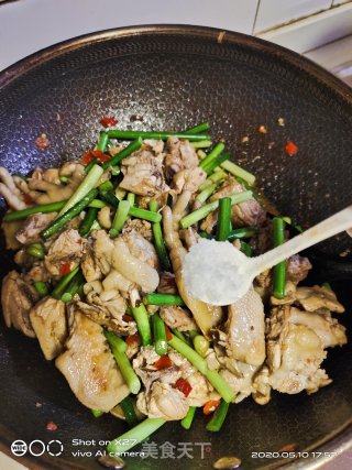 蒜薹烧土鸡的做法步骤：8